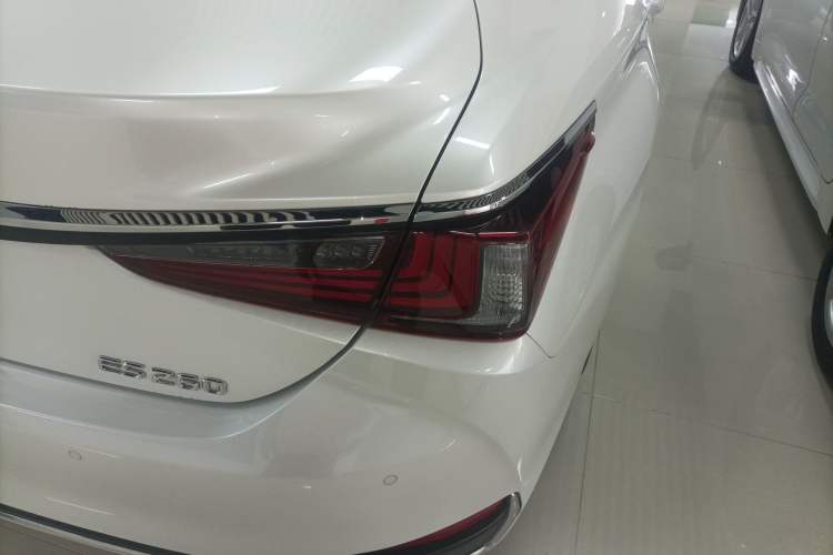 Used Lexus ES 2022 200 Luxury Edition Right Rear Taillight