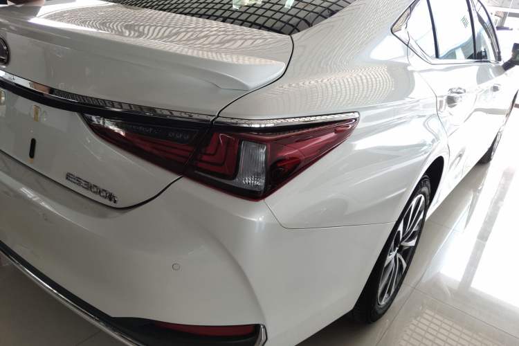 Used Lexus ES 2022 300h Excellence Edition Right Rear Taillight