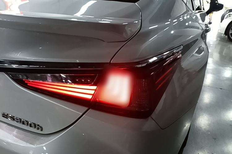 Used Lexus ES 2022 300h Excellence Edition Right Rear Taillight