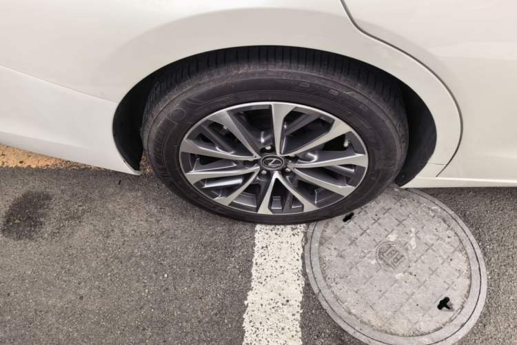 Used Lexus ES 2022 300h Excellence Edition Right Rear Wheel Hub