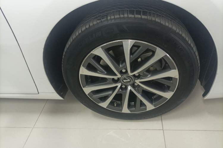 Used Lexus ES 2022 200 Luxury Edition Right Rear Wheel Hub