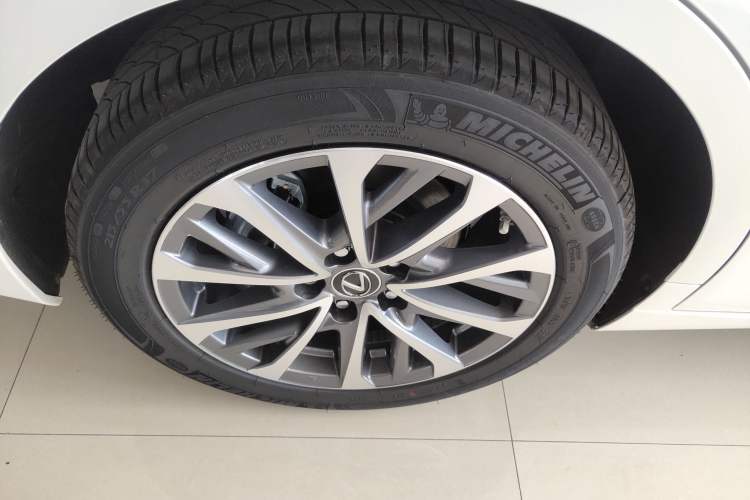 Used Lexus ES 2022 300h Excellence Edition Right Rear Wheel Hub