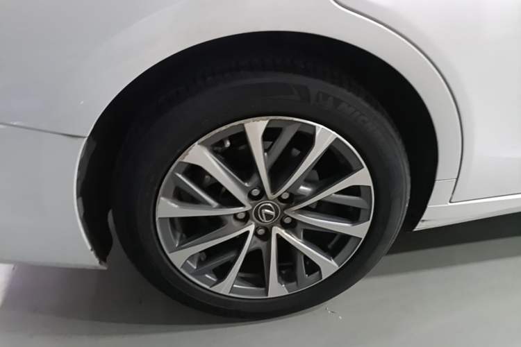 Used Lexus ES 2022 300h Excellence Edition Right Rear Wheel Hub