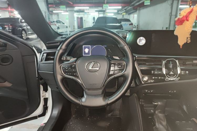 Used Lexus ES 2022 300h Deluxe Edition Steering Wheel