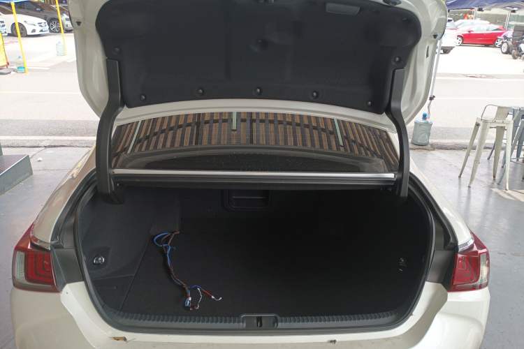 Used Lexus ES 2022 300h Excellence Edition Trunk