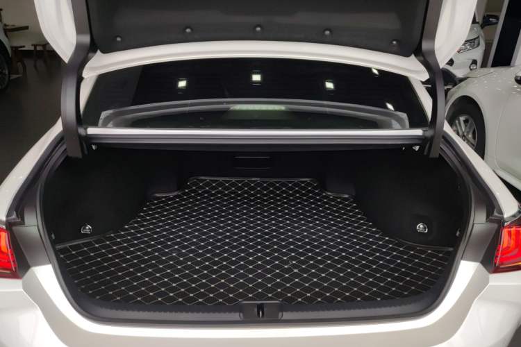 Used Lexus ES 2022 300h Excellence Edition Trunk