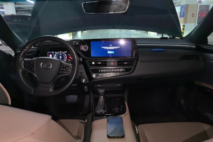 Used Lexus ES 2023 200 Excellence Edition Center Console