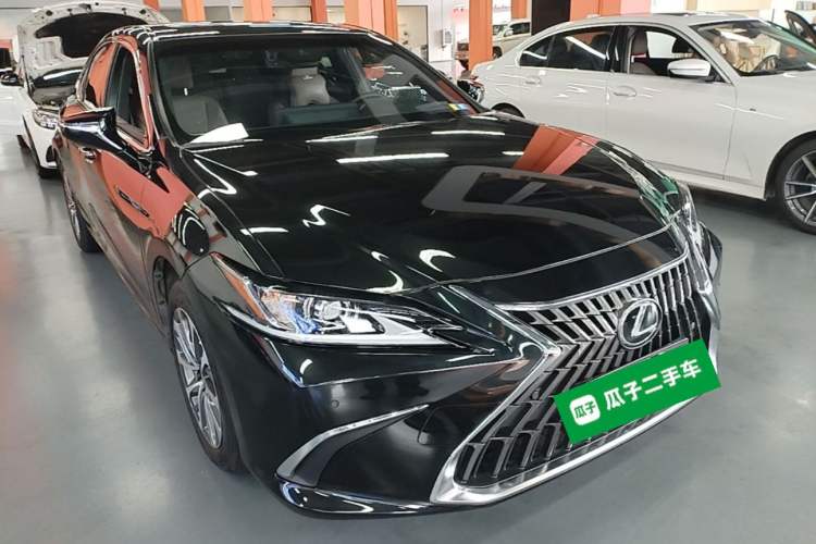 Used Lexus ES 2023 200 Excellence Edition Front Right 45 Deg