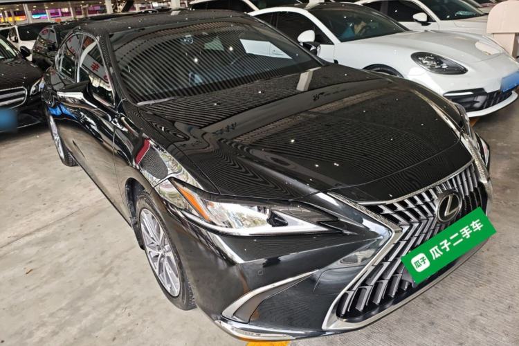 Used Lexus ES 2023 200 Excellence Edition Front Right 45 Deg
