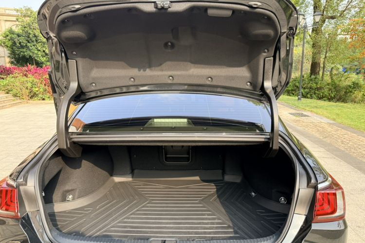 Used Lexus ES 2023 200 Excellence Edition Interior 10