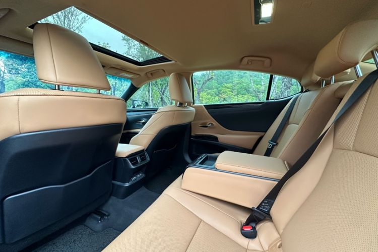 Used Lexus ES 2023 200 Excellence Edition Interior 3