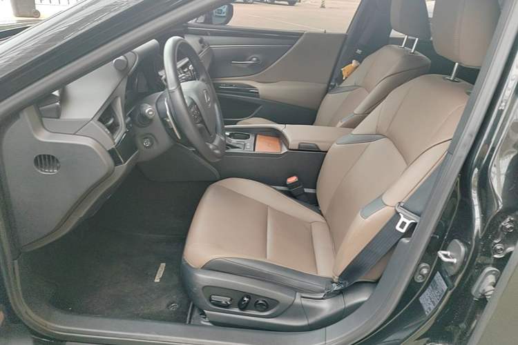 Used Lexus ES 2023 200 Excellence Edition Left Front Seat