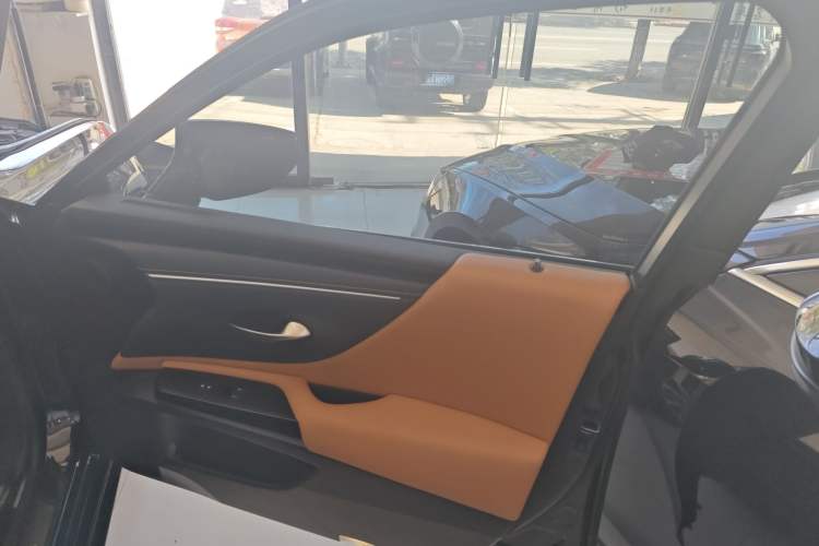 Used Lexus ES 2023 200 Excellence Edition Right Front Door Interior