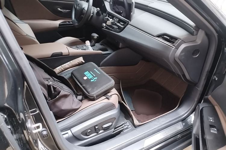 Used Lexus ES 2023 200 Excellence Edition Right Front Seat