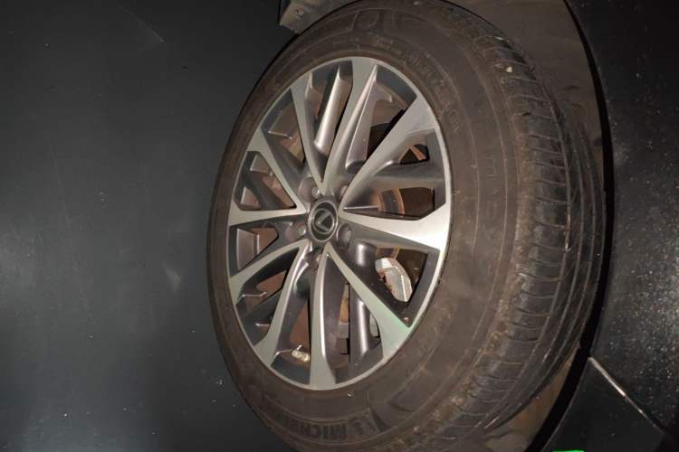 Used Lexus ES 2023 200 Excellence Edition Right Front Wheel Hub