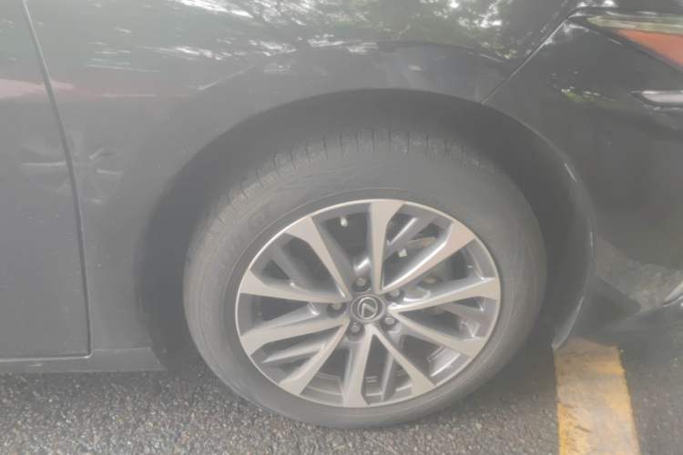 Used Lexus ES 2023 200 Excellence Edition Right Front Wheel Hub
