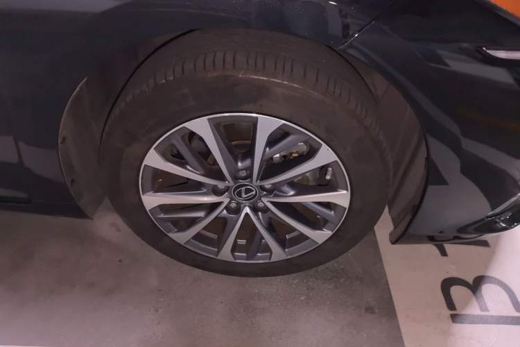 Used Lexus ES 2023 200 Excellence Edition Right Front Wheel Hub