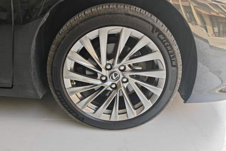 Used Lexus ES 2023 200 Excellence Edition Right Front Wheel Hub