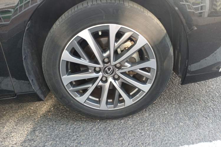 Used Lexus ES 2023 200 Excellence Edition Right Front Wheel Hub