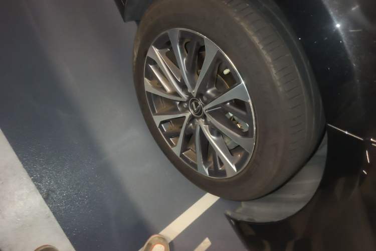 Used Lexus ES 2023 200 Excellence Edition Right Front Wheel Hub