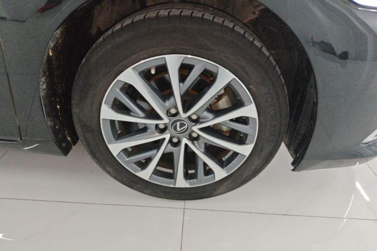 Used Lexus ES 2023 200 Excellence Edition Right Rear Wheel Hub