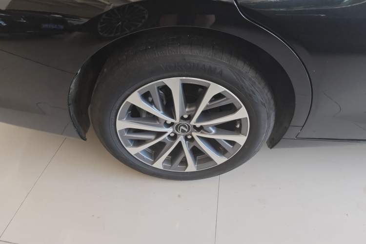 Used Lexus ES 2023 200 Excellence Edition Right Rear Wheel Hub