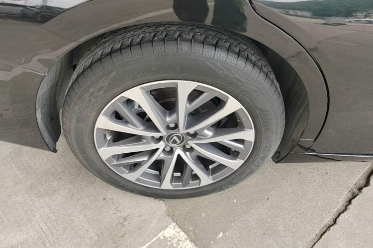 Used Lexus ES 2023 200 Excellence Edition Right Rear Wheel Hub