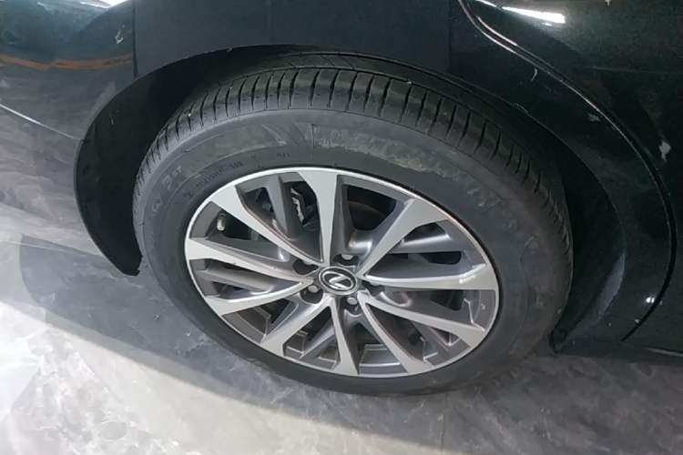 Used Lexus ES 2023 200 Excellence Edition Right Rear Wheel Hub