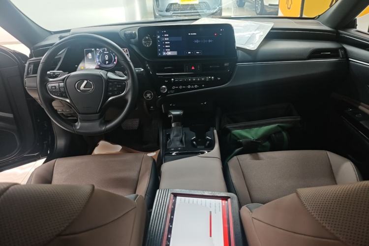 Used Lexus ES 2023 260 Excellence Edition Center Console