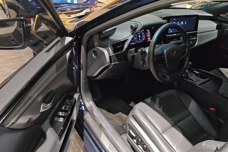 Used Lexus ES 2023 200 Excellence Edition Driver Seat