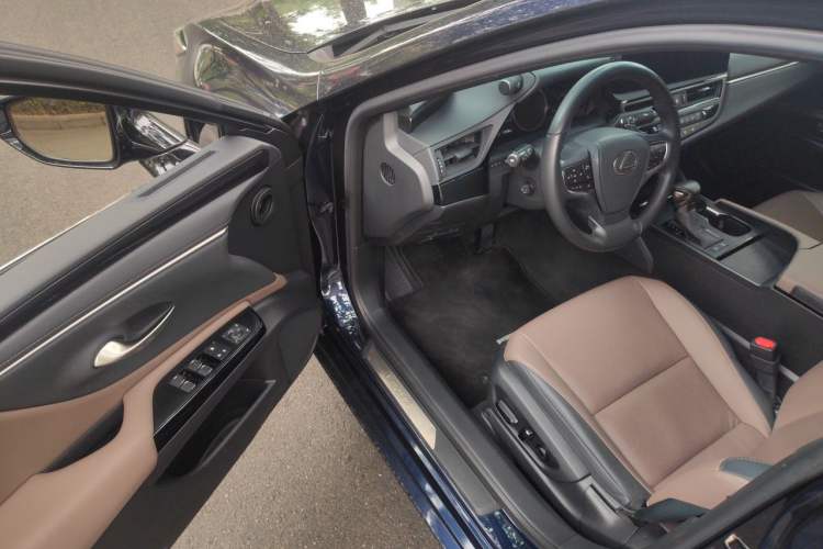 Used Lexus ES 2023 200 Excellence Edition Driver Seat
