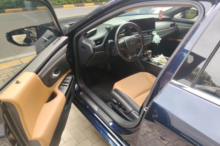 Used Lexus ES 2023 200 Excellence Edition Driver Seat