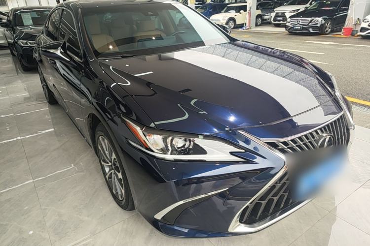 Used Lexus ES 2023 200 Excellence Edition Front Right 45 Deg