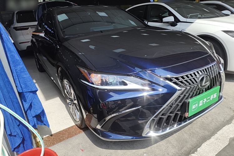 Used Lexus ES 2023 200 Excellence Edition Front Right 45 Deg