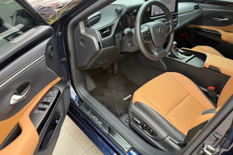 Used Lexus ES 2023 200 Excellence Edition Interior 1