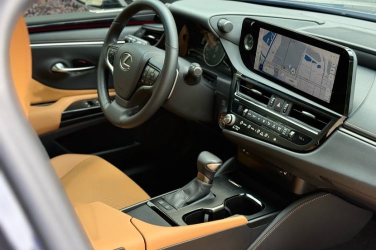 Used Lexus ES 2023 200 Excellence Edition Interior 10