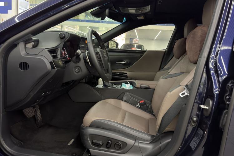 Used Lexus ES 2023 200 Excellence Edition Interior 4