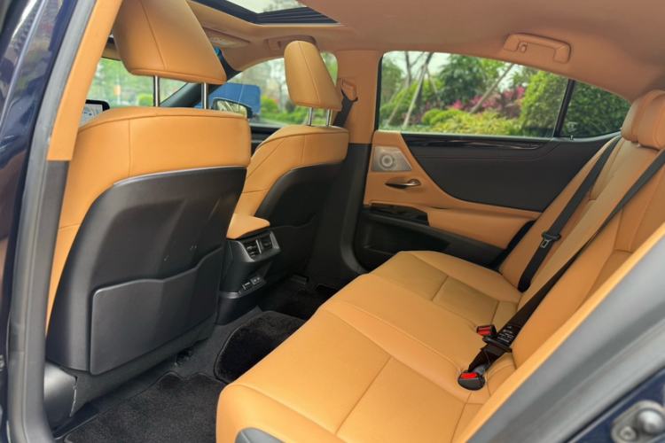 Used Lexus ES 2023 200 Excellence Edition Interior 8