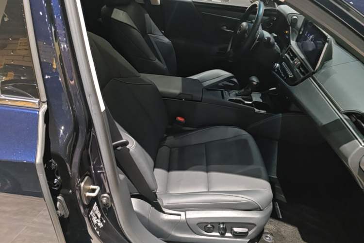 Used Lexus ES 2023 200 Excellence Edition Right Front Seat