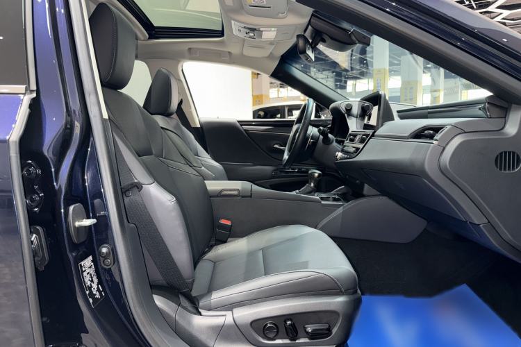 Used Lexus ES 2023 200 Excellence Edition Right Front Seat