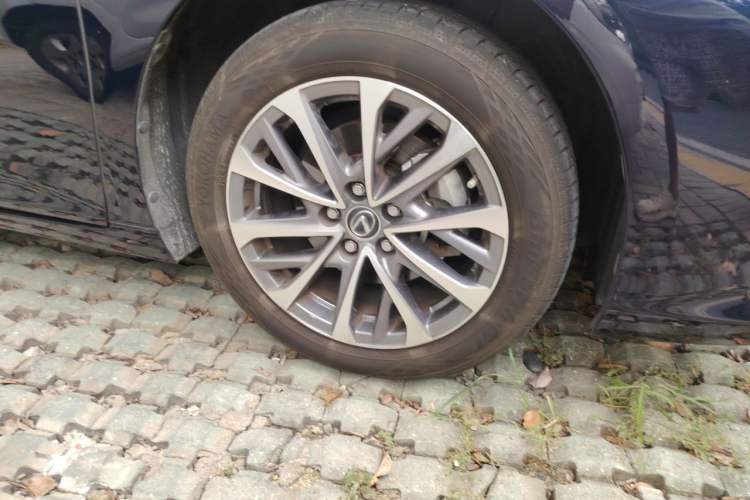 Used Lexus ES 2023 200 Excellence Edition Right Front Wheel Hub