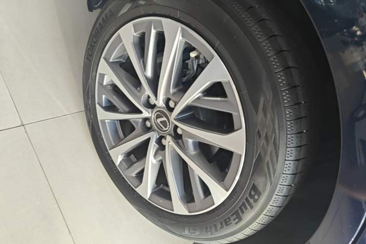 Used Lexus ES 2023 200 Excellence Edition Right Rear Wheel Hub