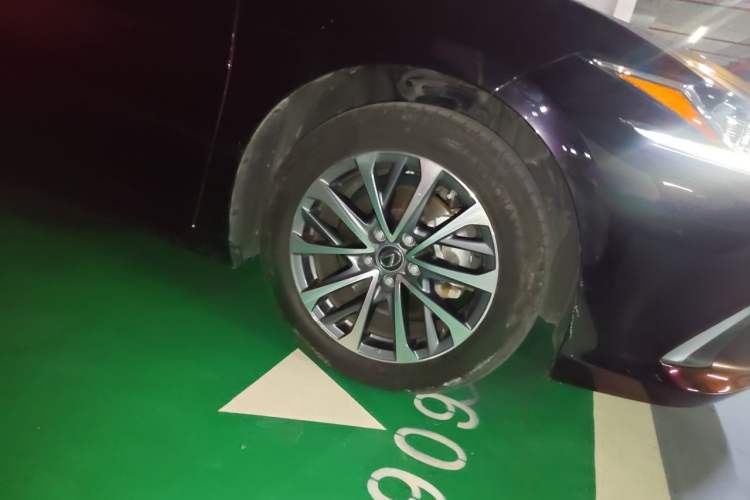 Used Lexus ES 2023 200 Excellence Edition Right Front Wheel Hub