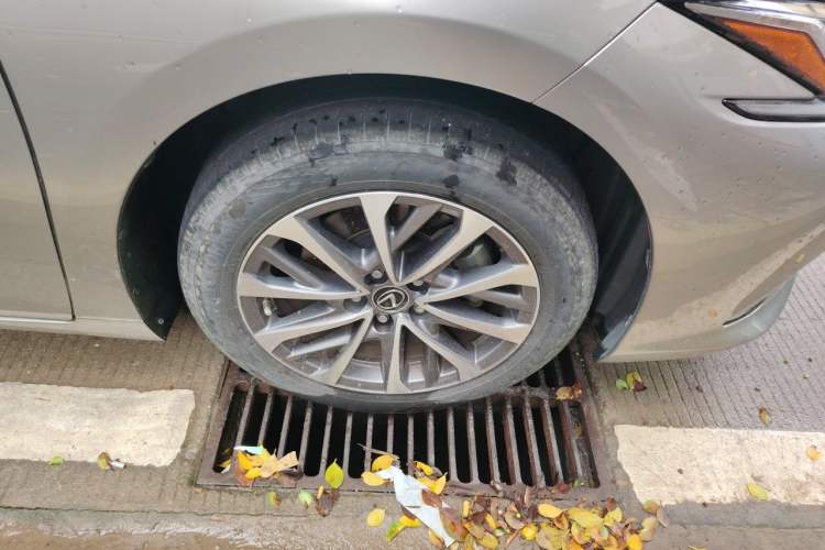 Used Lexus ES 2023 200 Excellence Edition Right Front Wheel Hub