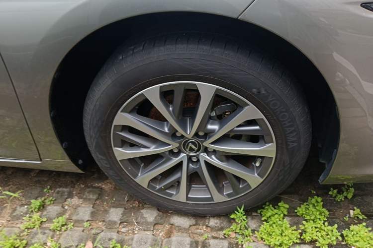 Used Lexus ES 2023 200 Excellence Edition Right Front Wheel Hub