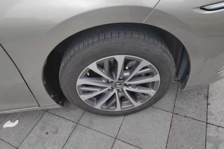 Used Lexus ES 2023 200 Excellence Edition Right Front Wheel Hub