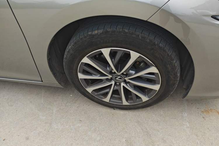 Used Lexus ES 2023 200 Luxury Edition Right Front Wheel Hub