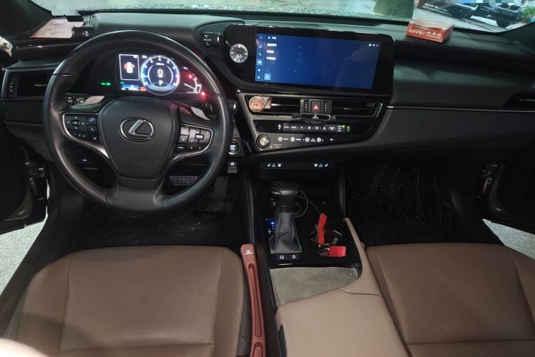 Used Lexus ES 2023 200 Luxury Edition Center Console