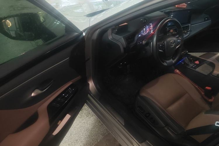 Used Lexus ES 2023 200 Luxury Edition Driver Seat