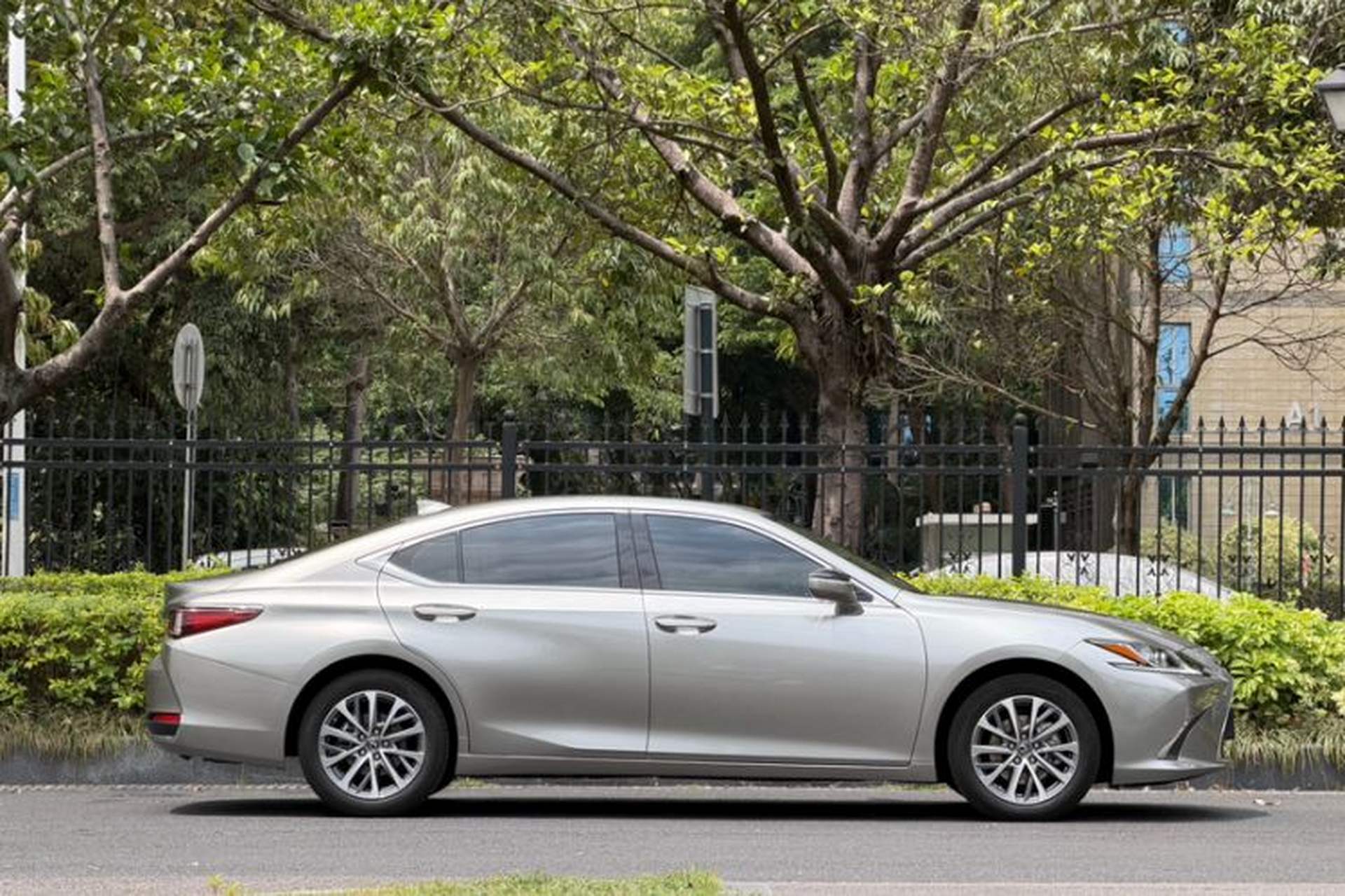 Used Lexus ES 2023 200 Excellence Edition Exterior 4